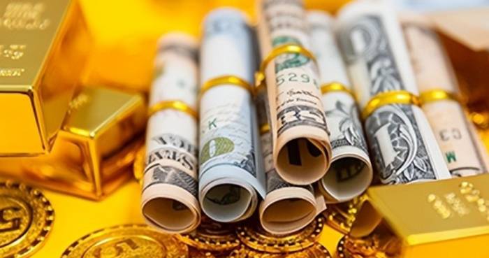 Gold Surge Signals Danger: Dollar Collapse Looming?